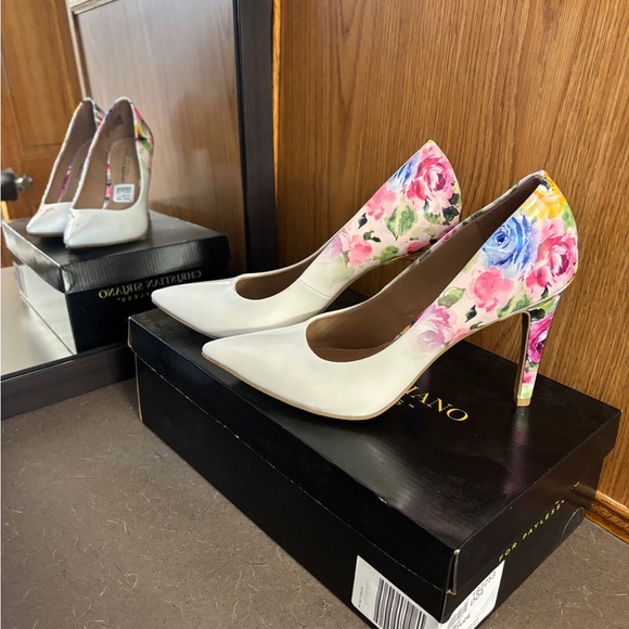 Gianni Bini White Floral Heels - Picture 1 of 2